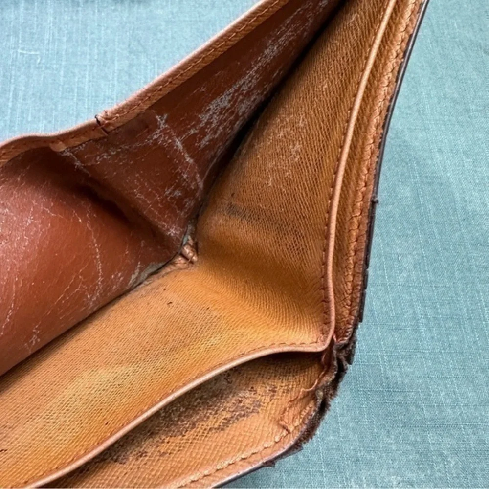 AUTHENTIC Louis Vuitton wallet. Monogram canvas.
